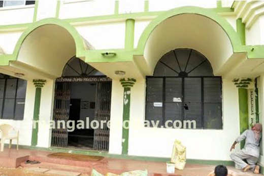 Miscreants pelt stones, damage Kumpala Mosque 2